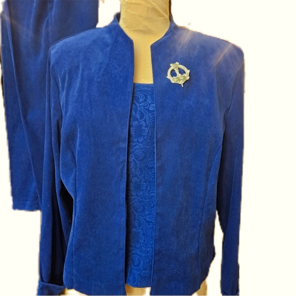 Sag Harbor Blue 3 Piece Pantsuit Set.  Like New.  Size 14